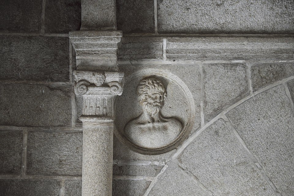 File:Ávila Santo Tomás Claustro del Silencio 815.jpg